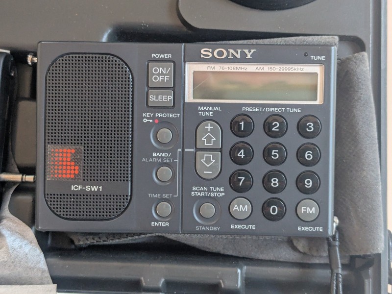 SONY ICF-SW1 Shortwave World Band Receiver w/ Complete Bundle Case Antenna