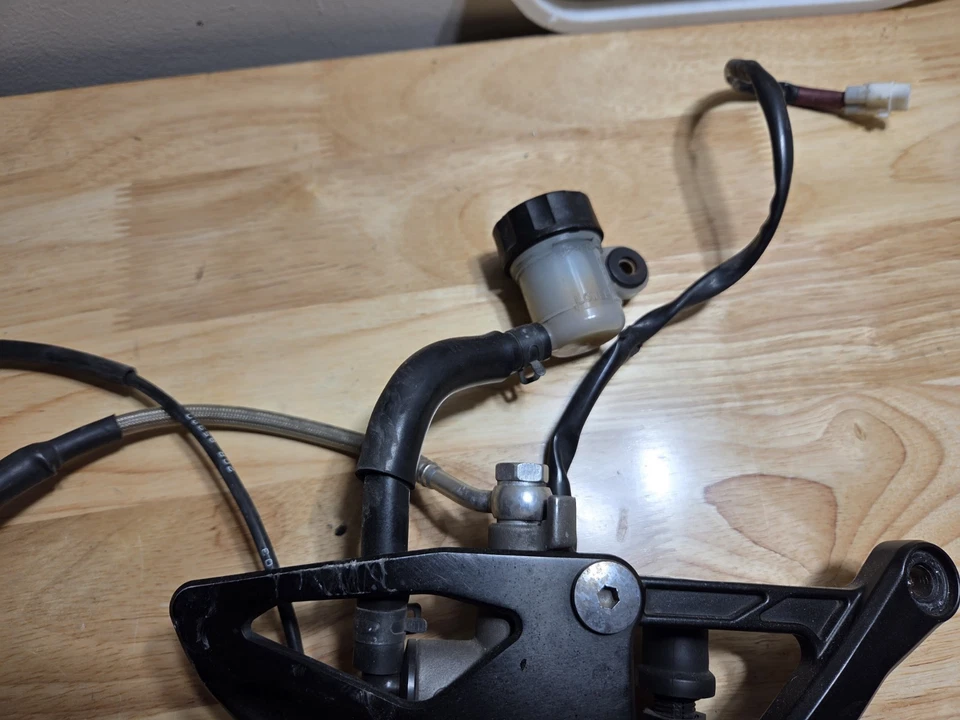 2015-2023 YAMAHA YZF R1 REAR BRAKE CALIPER W/ MOUNT & PADS,REAR SET ASSEMBLY - Image 4 of 4