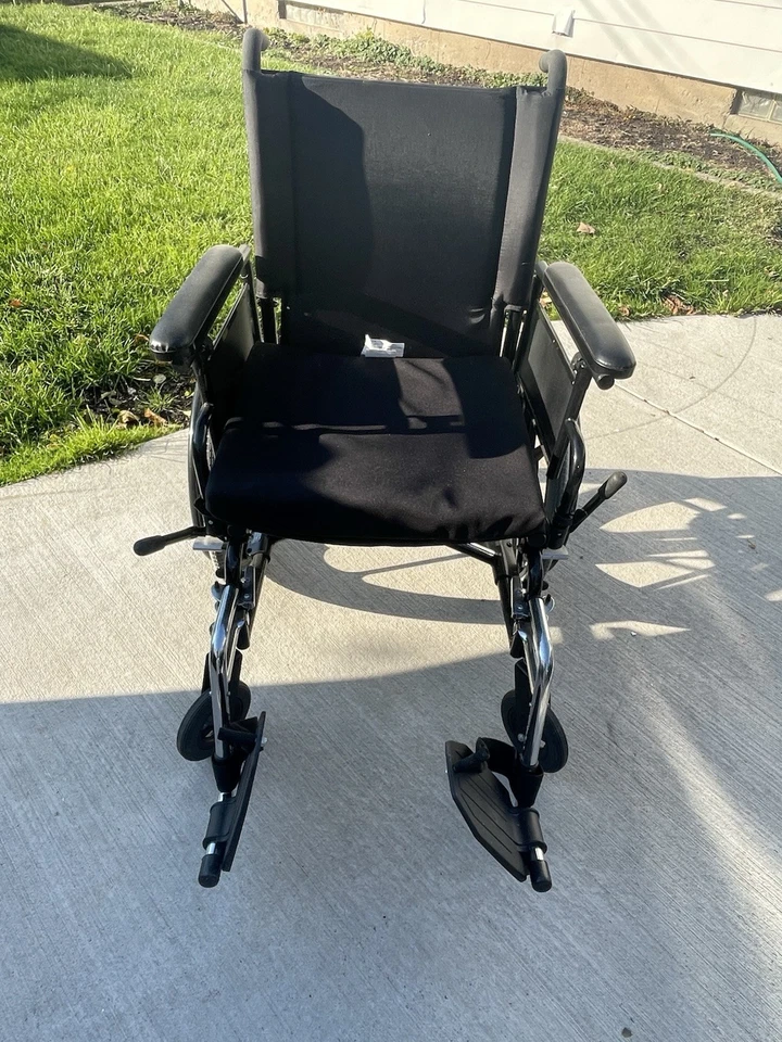 Silla de ruedas Invacare 9000 XT usada número de modelo 9XT Foto 3 de 4