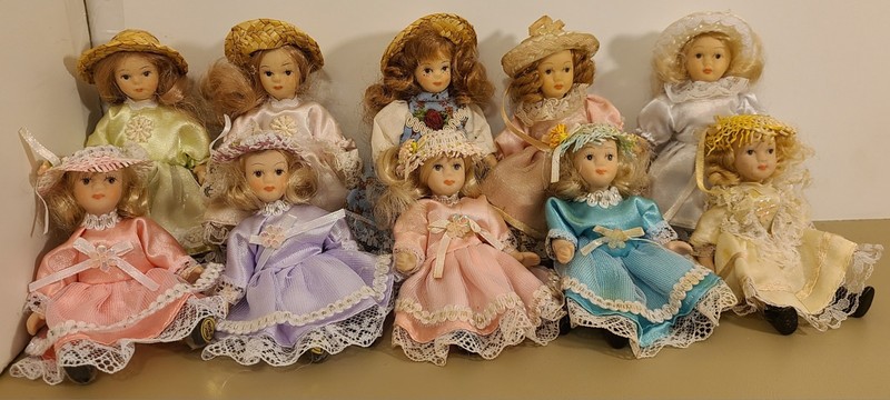 LOT OF 10 VINTAGE MINIATURE CHINA PORCELAIN DOLLS WITH HATS VERY NICE