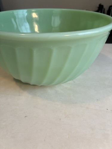 Anchor Hocking Fire King 2 Quart Bowl Jadeite 9 inch swirl USA made Milk Glass - Picture 1 of 7