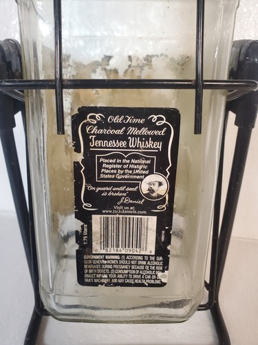 Jack Daniels Bottle Swing Cradle Pour Assist Halter Rack mit leerer Flasche - Bild 9 von 16