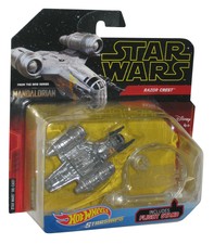 HOTWHEELS STAR WARS MANDALORIAN 🌟 🔵El conjunto de 3 vehículos presenta a The Mandalorian Speeder, Razor Crest y Grogu, The Child, en su Hover Pram, ¡cada uno con un soporte de vuelo