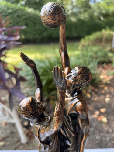 Escultura de resina de dos jugadores de baloncesto montada en base. Ver fotos reparación. - Imagen 4 de 16