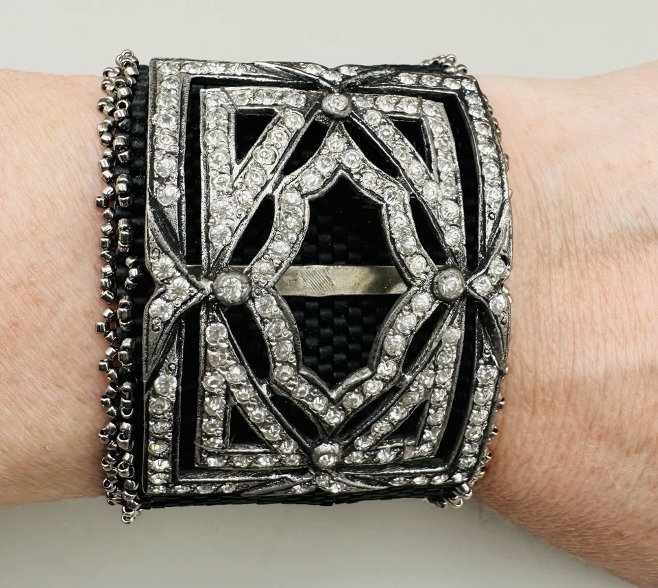 One of a kind 工匠手工制作手工缝制艺术装饰手链鞋夹黑色玻璃 — 第 2/4 张图片