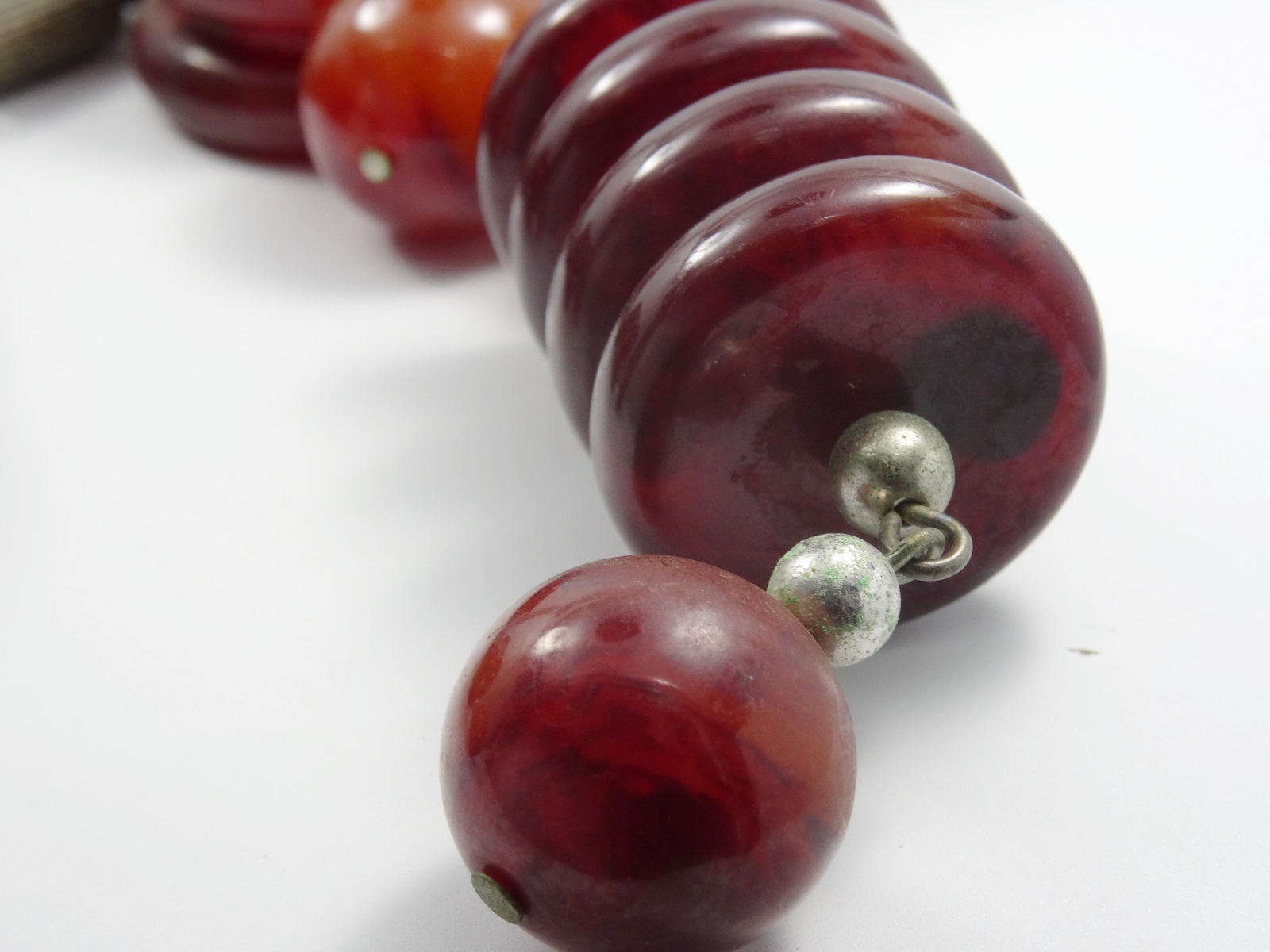Collier Ancien En Bakélite Rouge Cerise - Amber Faturan - Vintage Années 1900