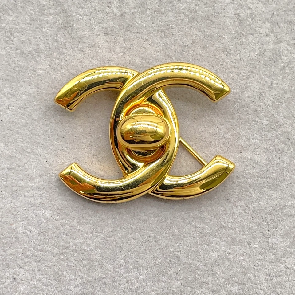 Auténtico broche pin CHANEL 95A marca de coco grabado dorado con bloqueo giratorio con caja OT010026 Foto 3 de 4