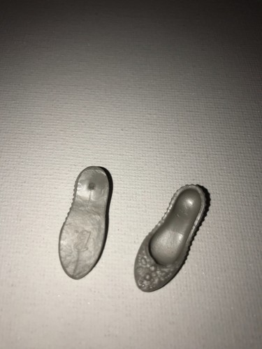 Originale Barbie bambola balletto pompa scarpe argento piedi piatti Barbie solo scarpe - Foto 5 di 7