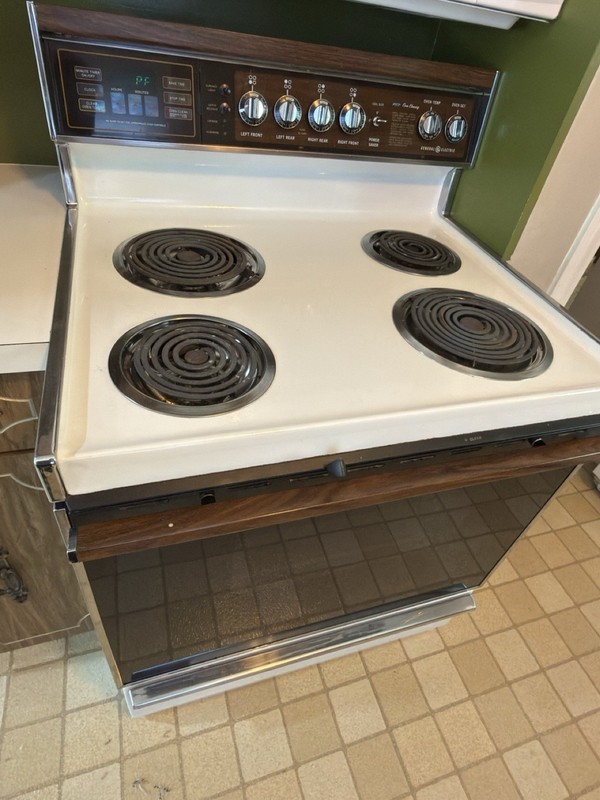 General Electric Freestanding 4-Burner Coil Range White/Brown Clock Timer
