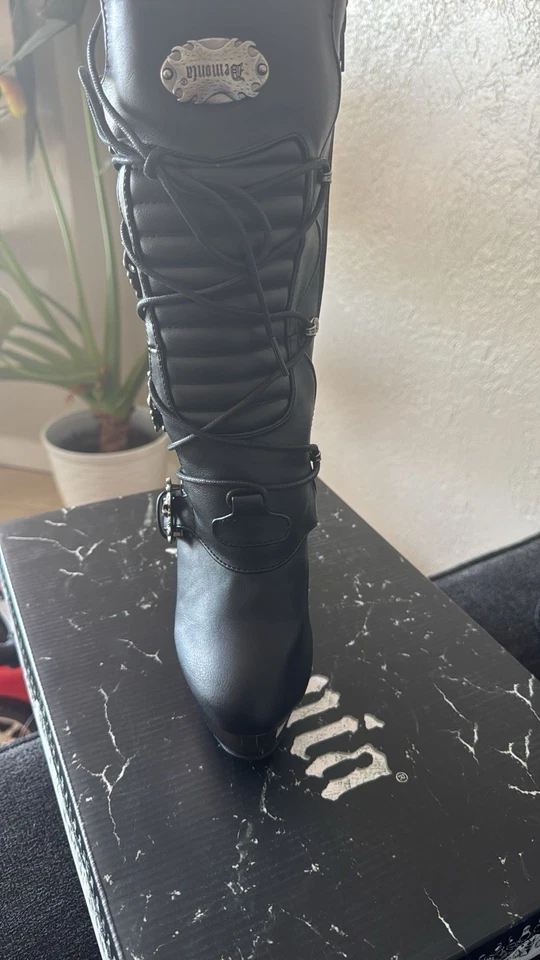 Botas para mujer Demonia talla 7 Foto 2 de 4