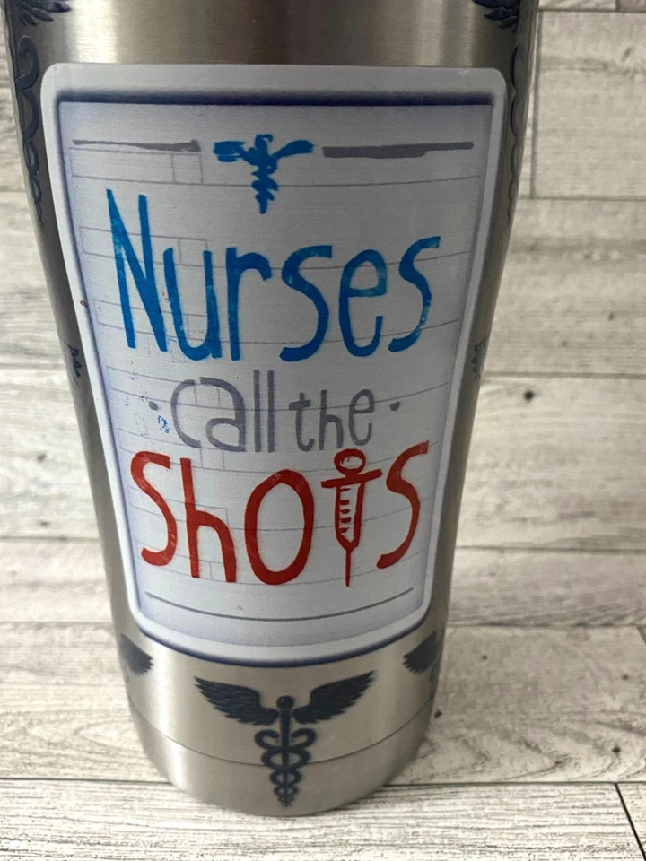 Vaso de acero inoxidable Nurses Call The Shots 20 OZ de Tervis con tapa Foto 4 de 4