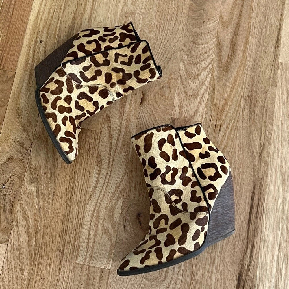 Very Volatile Fever Dream Tan Leopard Print Pony Hair Wedge Ankle Boots 7 boho