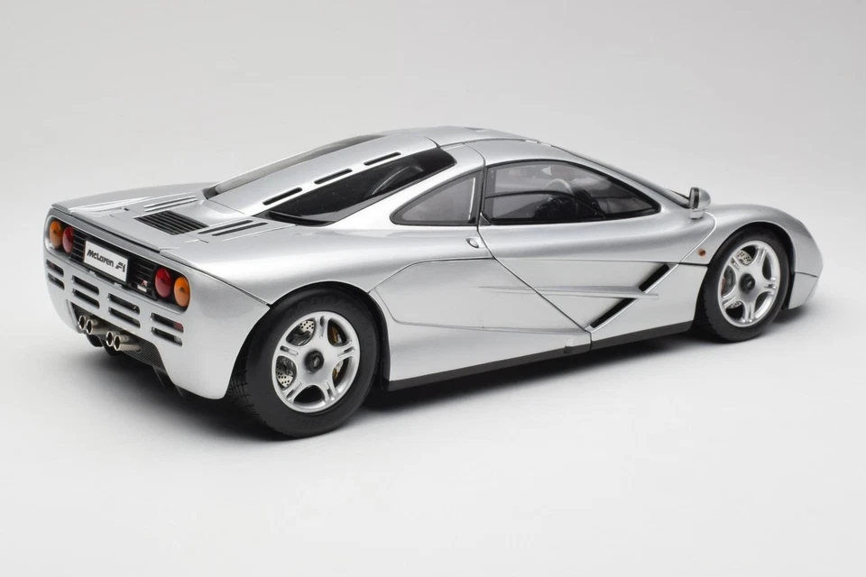 530133129 McLaren F1 Silver Minichamps 1/12 Foto 3 de 4
