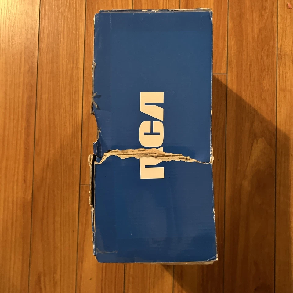 RCA DRC69702 7" Dual Screen Portable DVD Player 2 Screens Cords Remote & Case - Image 2 of 4