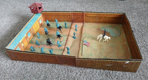 Vintage 1967 Marx Carry-All Action Fort Apache Playset Tin Litho Case Figures US