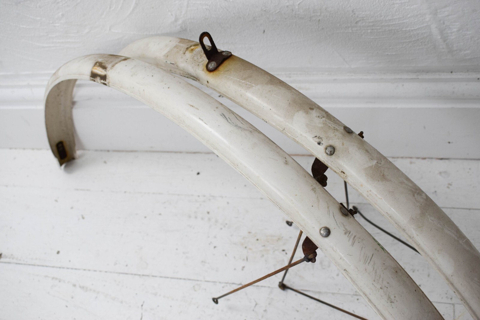 BLUEMELS POPULAR WHITE PLASTIC VINTAGE ROAD BICYCLE MUDGUARDS, 700C/ 27