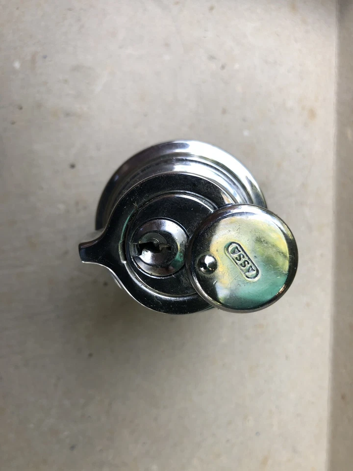 SAAB 96 Sport 2 tiempos Bullnose V4 1964 a 1967 bloqueo de maletero N.O.S ¡Raro!! Foto 3 de 4