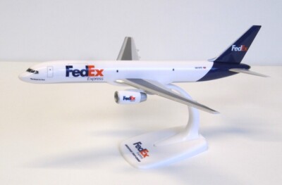 FEDEX Federal Express Boeing 757-200F N915FD 1/200 scale desk