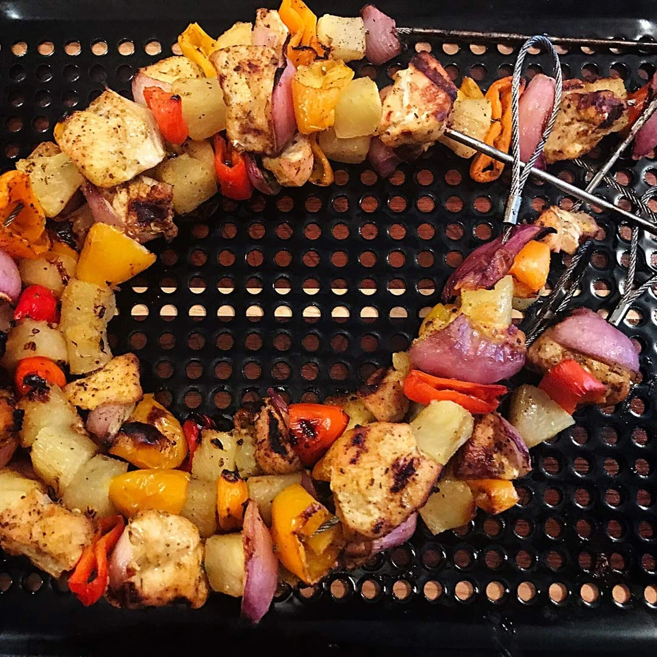 Outset Acero Inoxidable Flexible Barbacoa Kabob, Juego de 4, 30 Pulgadas Largo Barbacoa Sk... Foto 4 de 4