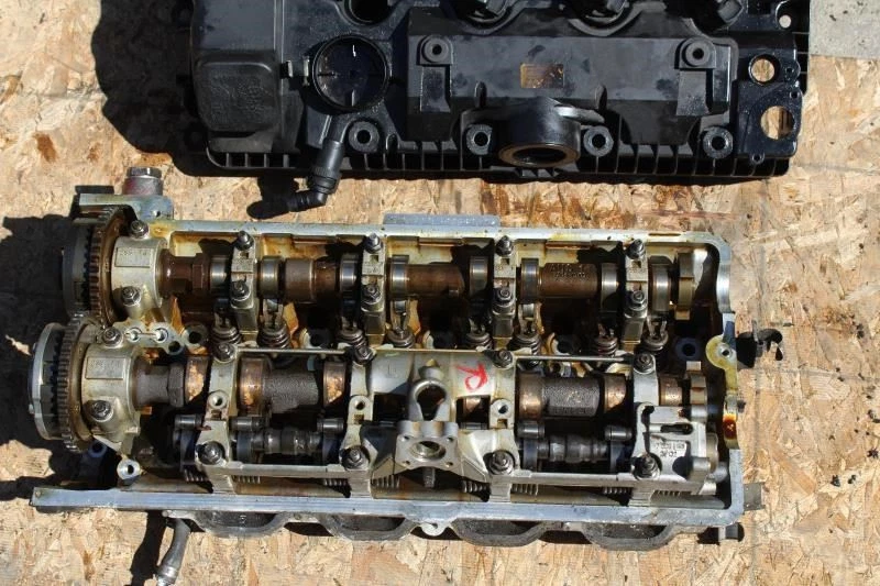 2007 BMW 550i E60 RIGHT PASSENGER SIDE MOTOR ENGINE CYLINDER HEAD 7540320 - Image 2 of 4