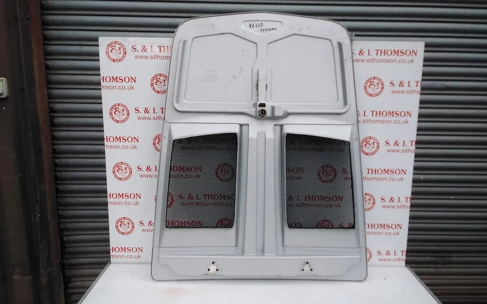 CUBIERTA MOTOR VAUXHALL VX220 CON PARRILLAS PARTE Nº: 9197092 / ARTE PARED GARAJE 2003 - Imagen 4 de 4