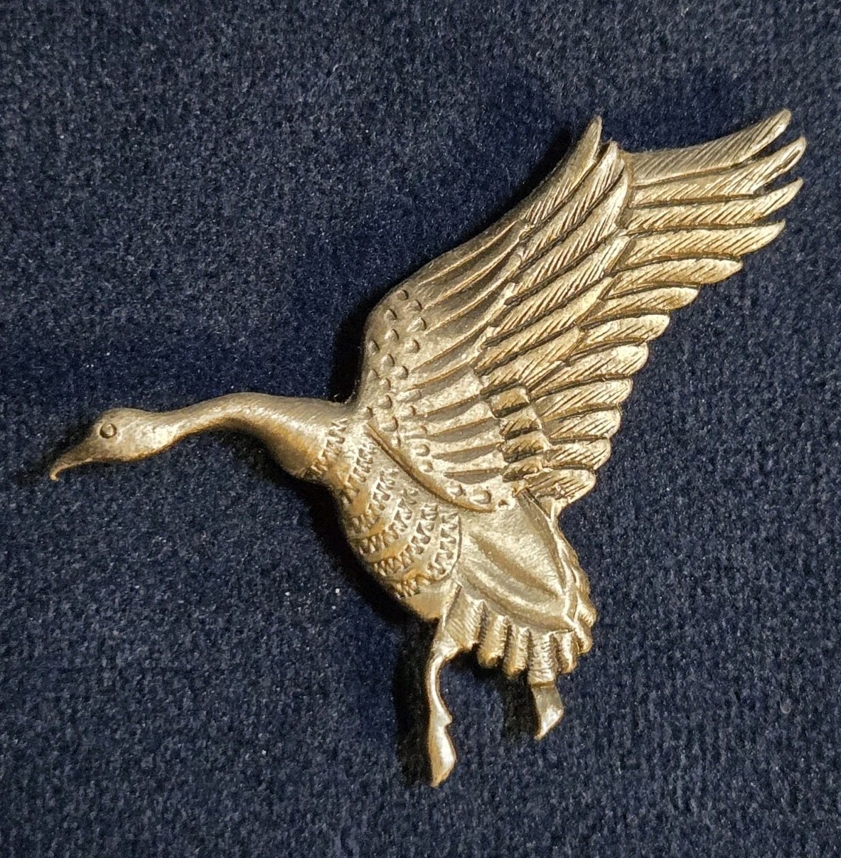 Imán de refrigerador vintage de peltre Flying Goose aves acuáticas tono plateado 1,75"