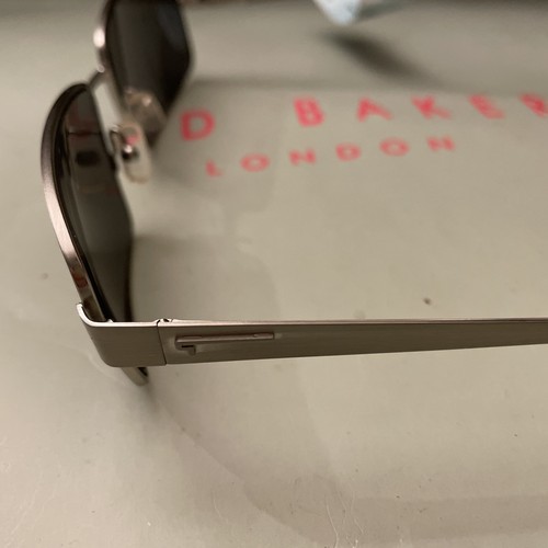 TUMI ZEISS TOBIN POLARIZED SUNGLASSES - Picture 4 of 5