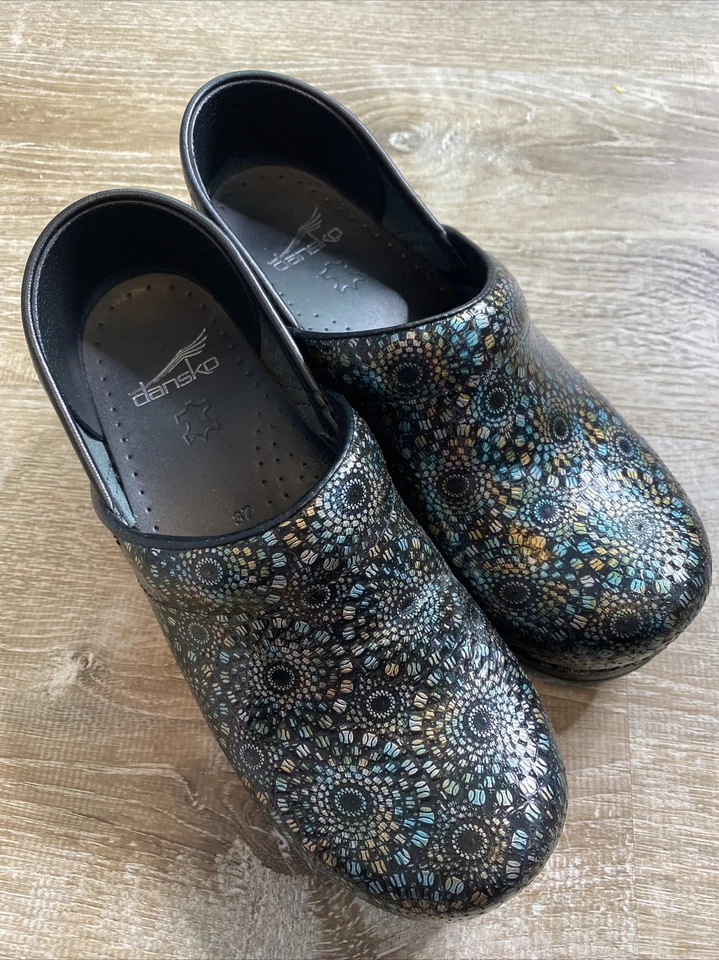 Tamancos femininos DANSKO preto iridescente padrão círculo profissional UE 37 EUA 7 - Imagem 2 de 4