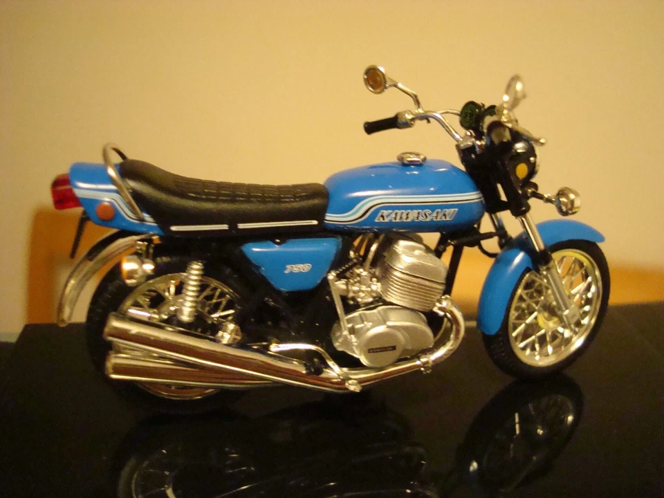 Kawasaki H 2 Mach IV  blau 1969 DREIZYLINDER  -   1:24  Atlas - Bild 2 von 3