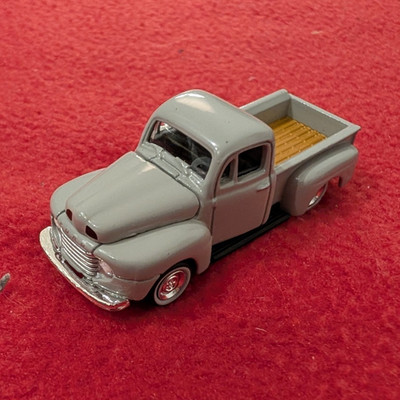 M2 Machines Ford Pickup Modellauto Grau Gold Schwarz Metall/Kunststoff 1:64