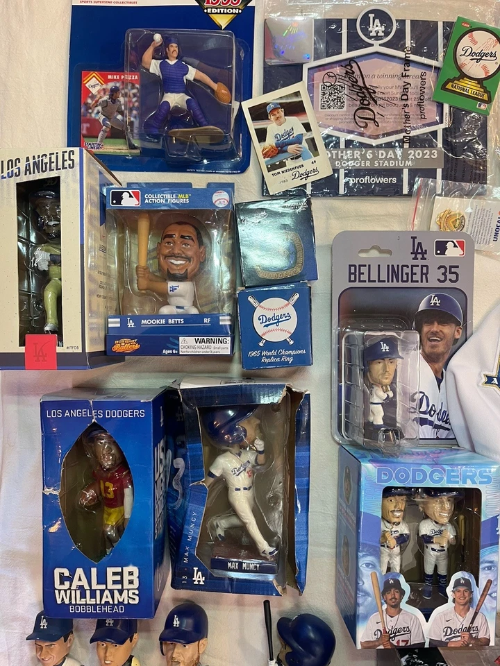 Lote de recuerdos de béisbol de los Dodgers de Los Ángeles: bobbleheads, camiseta, pelotas, tarjetas y más Foto 3 de 4