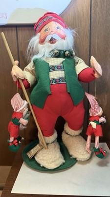 Annalee Santa Claus Holding Two Elves Vintage Felt Christmas Doll Decor