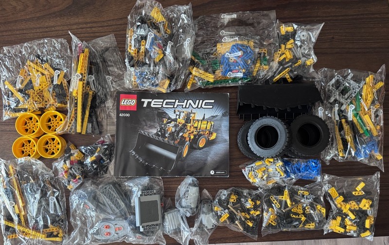 LEGO TECHNIC: Volvo L350f Wheel Loader (42030) new in bags but no box