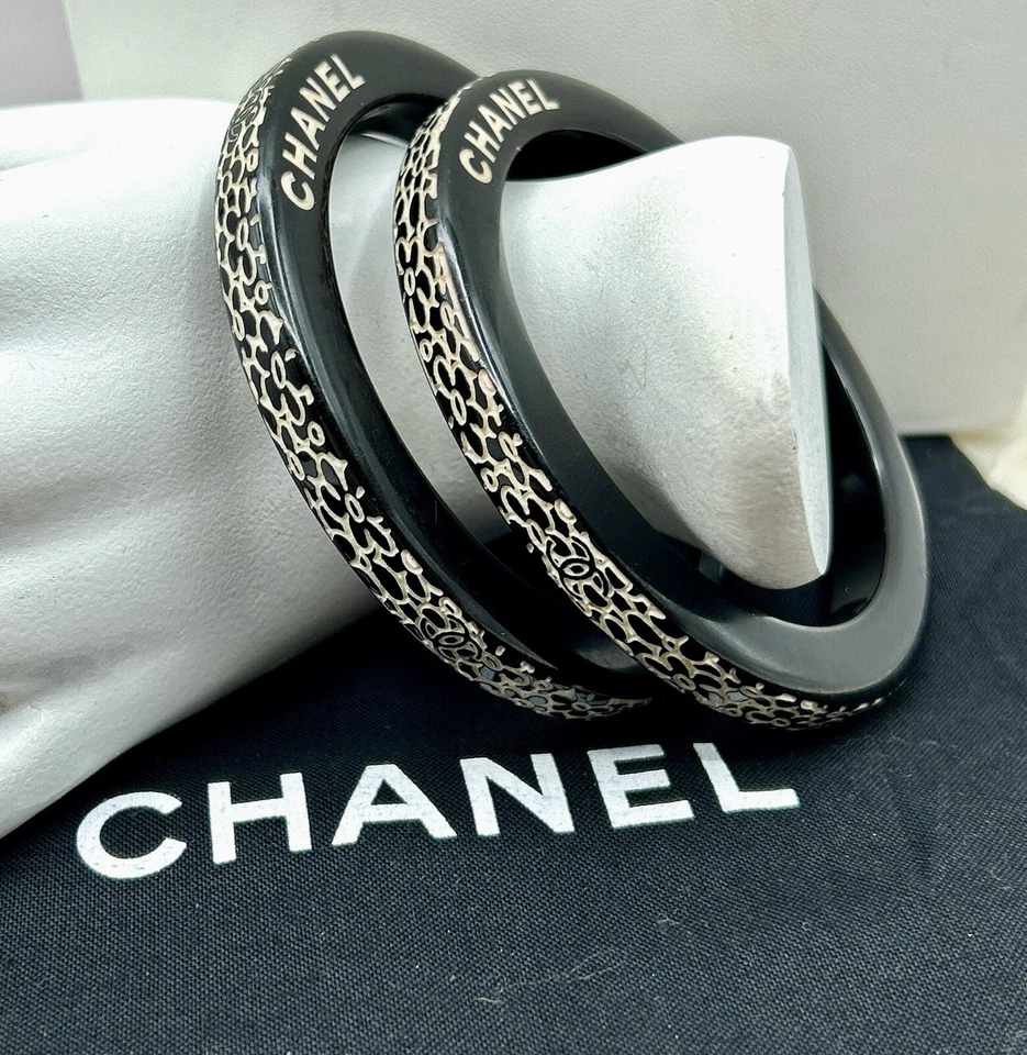 DOS brazaletes Chanel 2006 auténticos de resina tallada floral blanco y negro Foto 2 de 4
