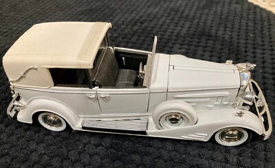 SIGNATURE 1933 CADILLAC TOWN CAR 1:32 SCALE | eBay