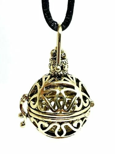 Collane e pendagli di bigiotteria d'oro sul angelo