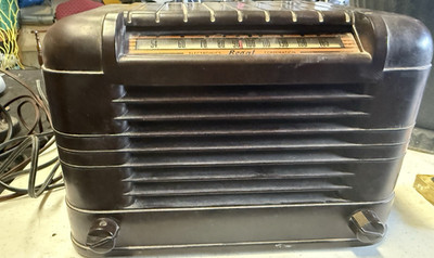Regal Vintage Tabletop Tube Radio w/ Rega-Loop Antenna 135-101