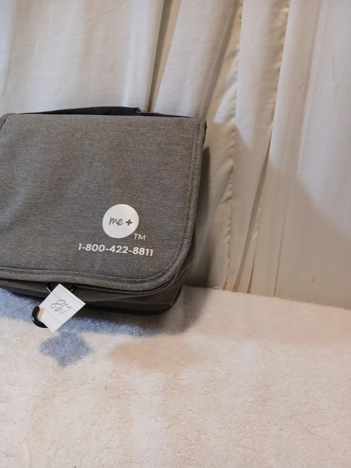 bolsa médica vacía. Me + Tm. tiene un gancho negro para colgar. BOLSO CONATEC tiene 3 cremalleras Foto 3 de 4