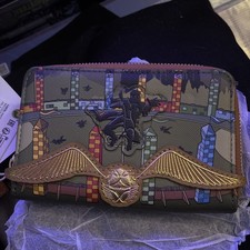 Cartera Loungefly Harry Potter on Broom in Quidditch Pitch & Golden Snitch NUEVA CON ETIQUETAS