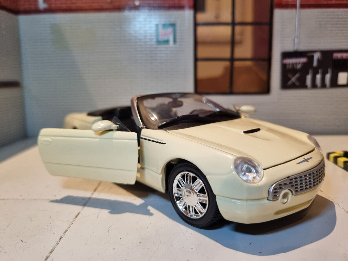 Ford Thunderbird V8 Coupe Cream 2002 Motormax 1:24 Scale Ford Thunderbird V8 Coupe Cream 2002 Motormax 1:24 Scale