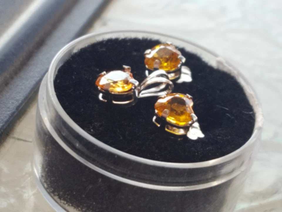 Pendientes y colgantes de oro blanco macizo de 10kt con corte corazón de citrino Foto 2 de 4