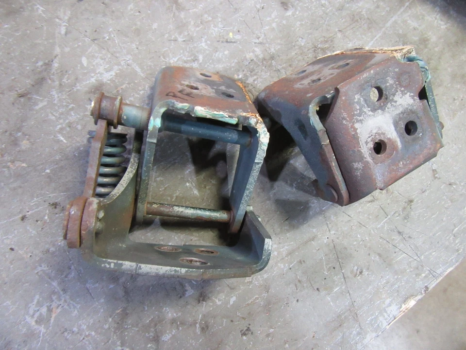 1981 Chevrolet Malibu 4 door PASSENGER FRONT upper lower door hinge pair set - Image 2 of 3