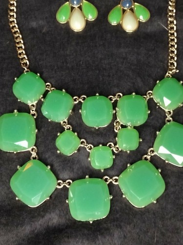 Gold Tone Jade Green Acrylic Cabochons Bulky Statement Necklace And Earrings Set - Picture 6 of 9