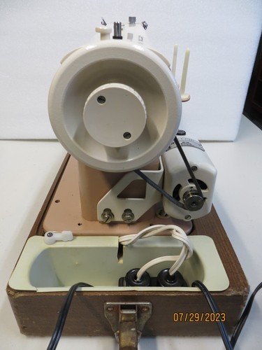 NECCI LELIA 513 VINTAGE SEWING MACHINE WITH CASE & FOOT PEDDLE, MANUAL - Picture 9 of 22