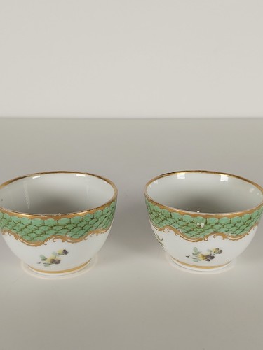 Two Antique Royal Vienna Tea Bowls - Picture 4 of 17