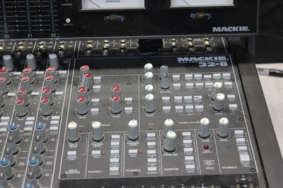 B111B002○Mackie 32.8 32×8×2 8BUS MIXING CONSOLE アナログミキサー
