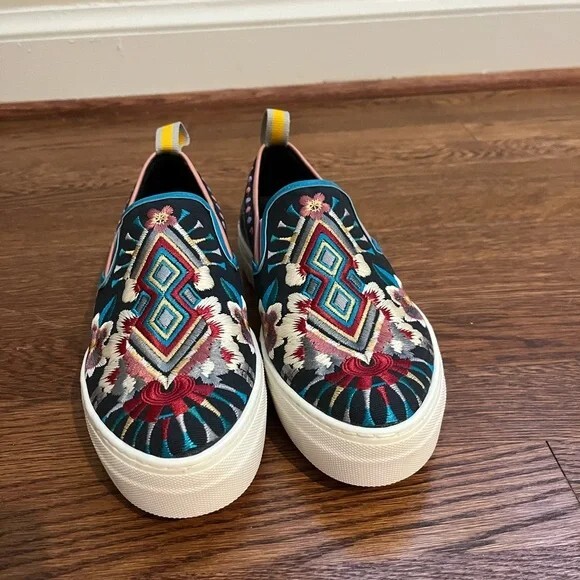 LIMITED EDITION NWT Johnny Was Size 7 Embroidered Slip-On Sneakers