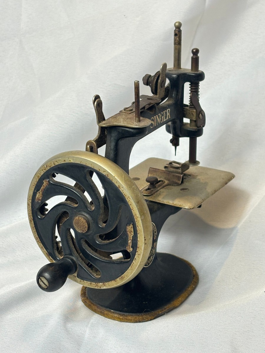1910 -1934 Singer Sew Handy Model 20 Mini Sewing Machine Childrens