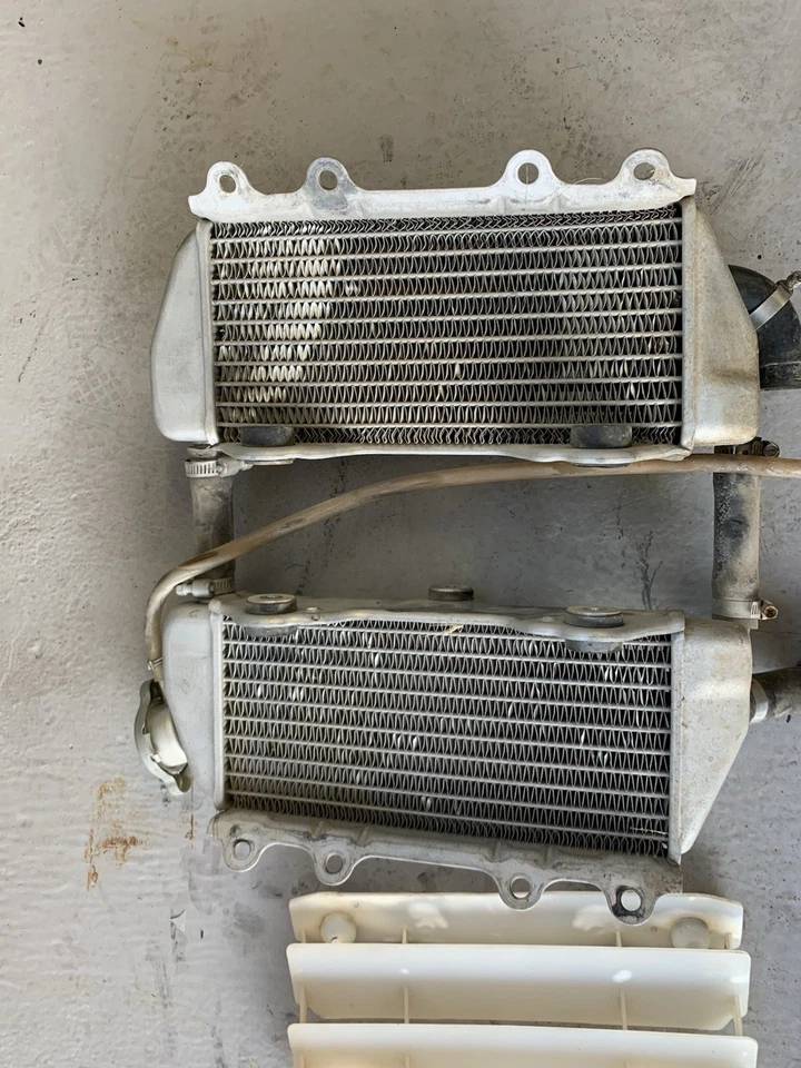 🔥 2003-2005 Yamaha YZ450F OEM Left/ Right Radiator Set 5TA-12461-00-00 🔥 - Image 3 of 3