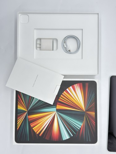 iPad Pro 12.9-inch 5th gen (M1 Chip) 1GB Magic Keyboard plus Tons of Extras! - Picture 4 of 22